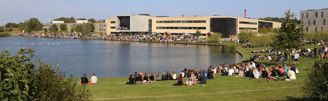 Roskilde Universiet set fra søen